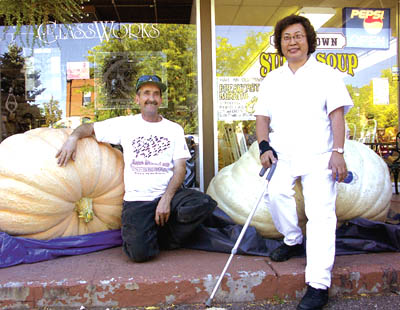 Doug Minix and Sue Bowers pose with their winning
pumpkins after tying for first place in the Great Pumpkin
Weigh-Off in Old Colorado City Oct. 1. Each pumpkin
weighed 701 pounds.
Westside Pioneer photo
