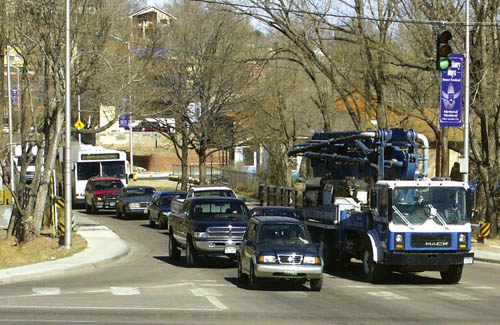 A relatively small amount of traffic backs up at southbound
26th Street this week. As can be seen, it takes just two
vehicles to fill up the left-turn lane or (in the through lane)
to prevent right turns.
Westside Pioneer photo