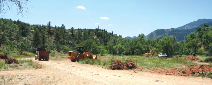 Before (above) and after shots of the Family Picnic Area
and new parking lot are shown. Both shots look south from
close to the same spot. The before shot was taken shortly
after construction started on the area in June. The after 
photo was shot this week. The area will be opened to the 
public this weekend  although some finish work is still 
needed, according to City Parks. The picnic area itself is in 
the cottonwood trees just beyond the lot. A volunteer 
project to plant grass, shrubs and trees around the lot is 
planned for October. 
Westside Pioneer photos